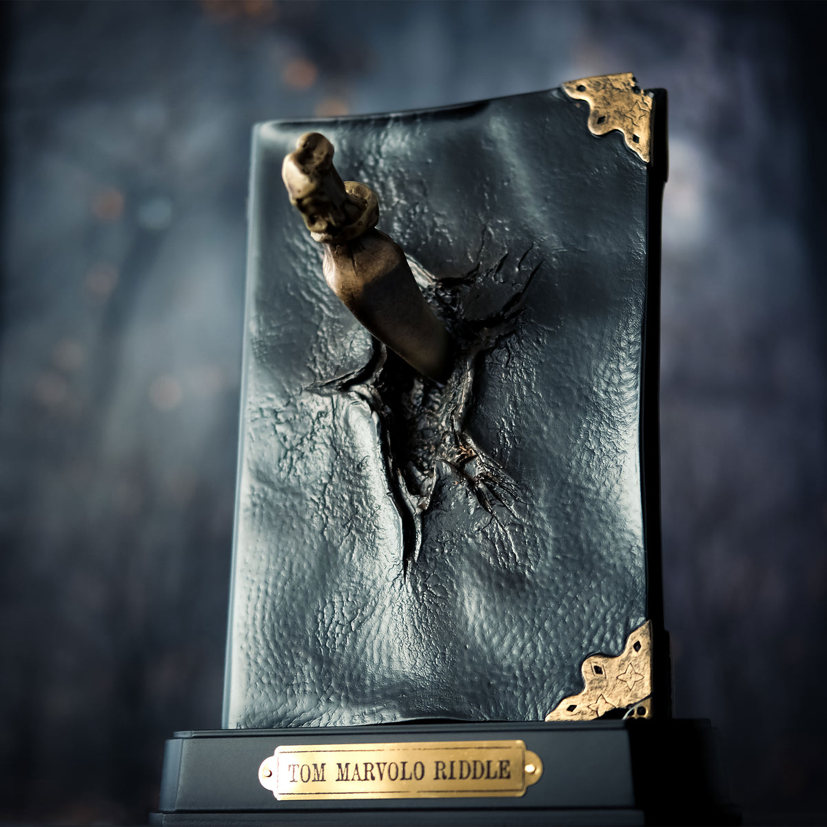 Produktbild Harry Potter - Riddle Tagebuch Statue mit Basiliskenzahn