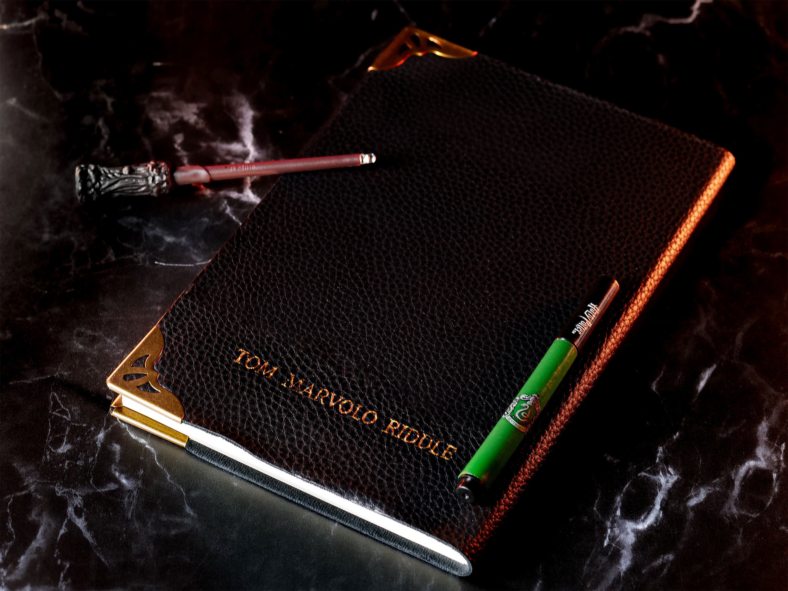 Produktbild Tom Riddles Tagebuch mit UV-Zauberstab und Stift - Harry Potter