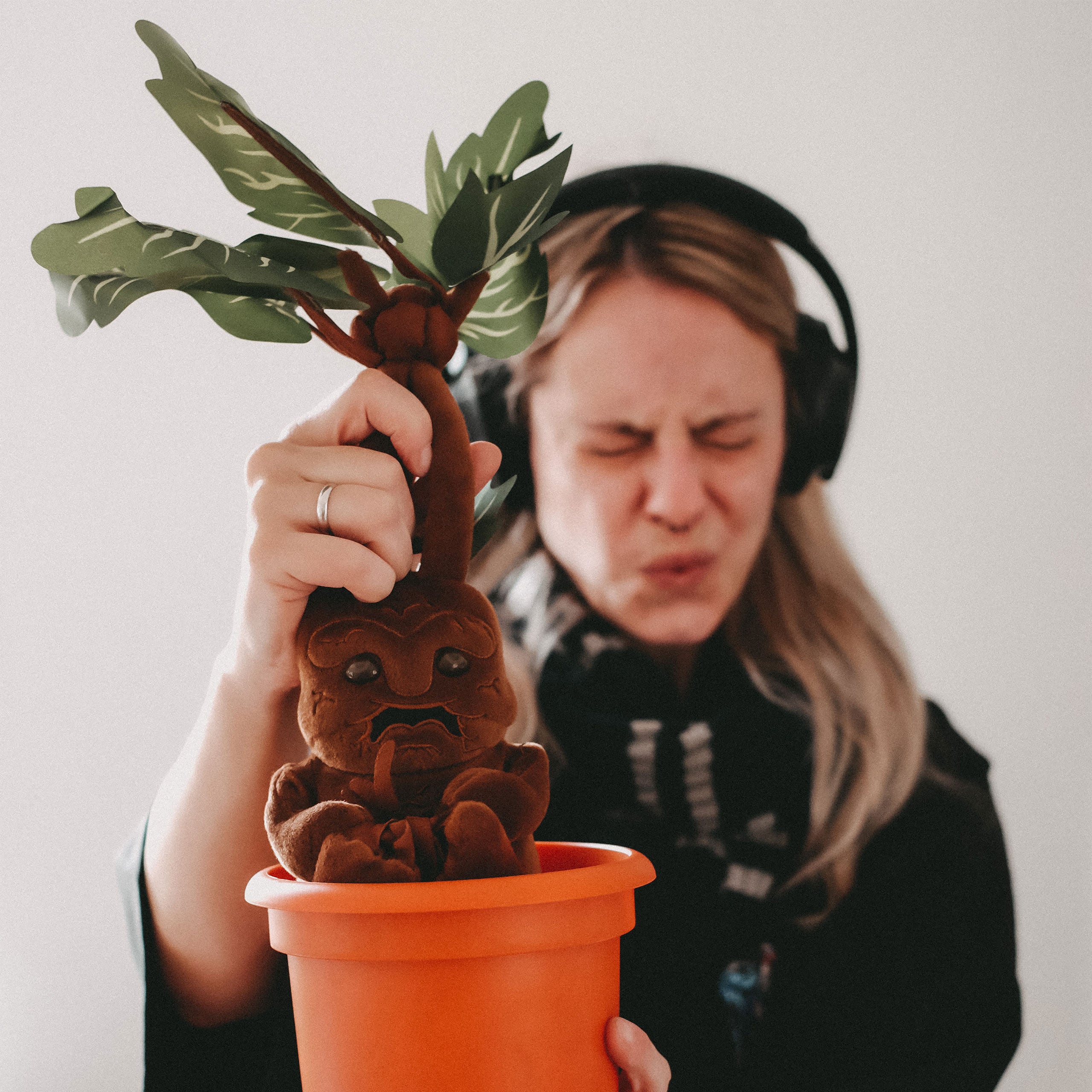 Produktbild Harry Potter - Alraune Plüsch Figur mit Sound 35 cm
