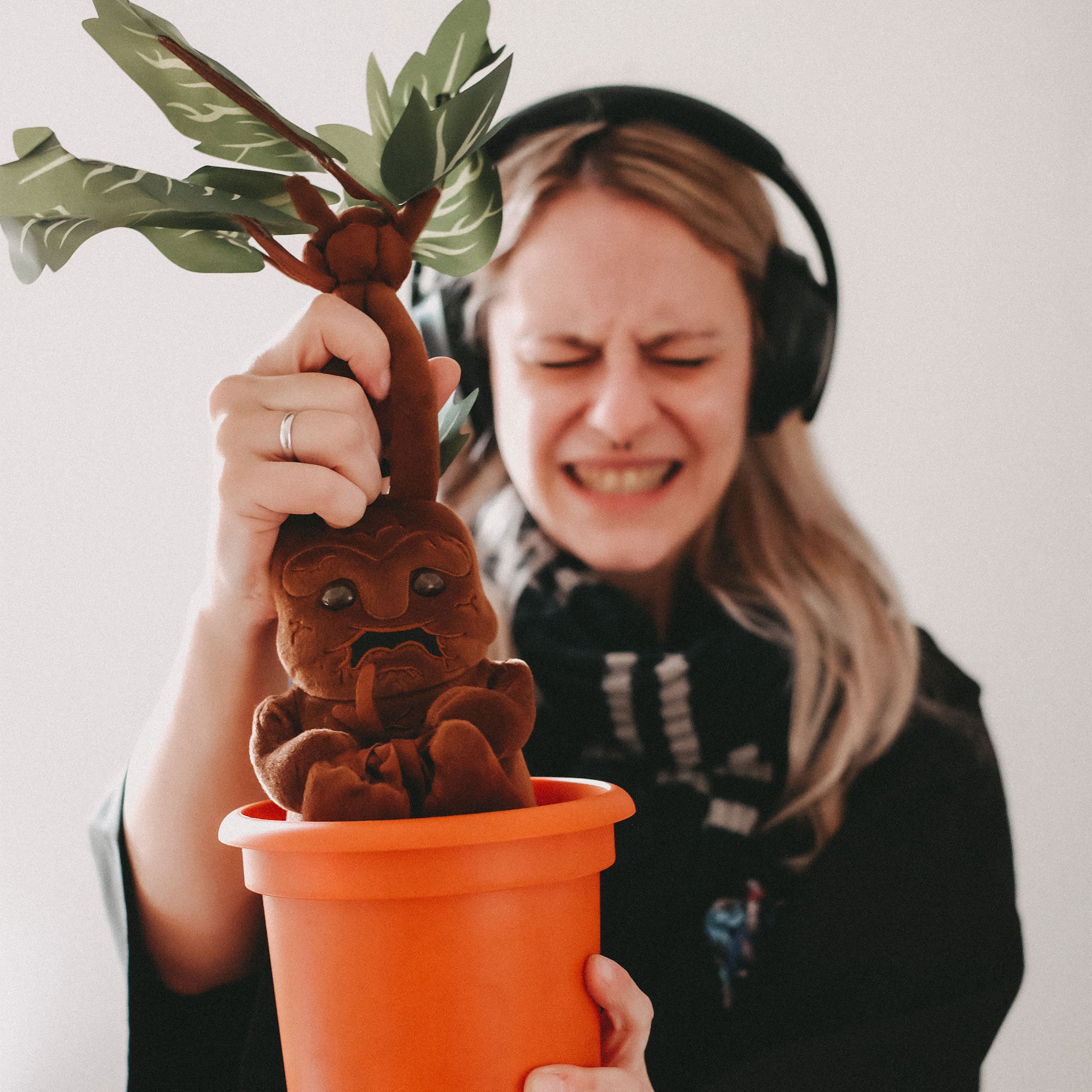 Produktbild Harry Potter - Alraune Plüsch Figur mit Sound 35 cm