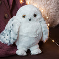 Produktbild Hedwig mit geöffneten Flügeln Plüsch Figur 28 cm - Harry Potter