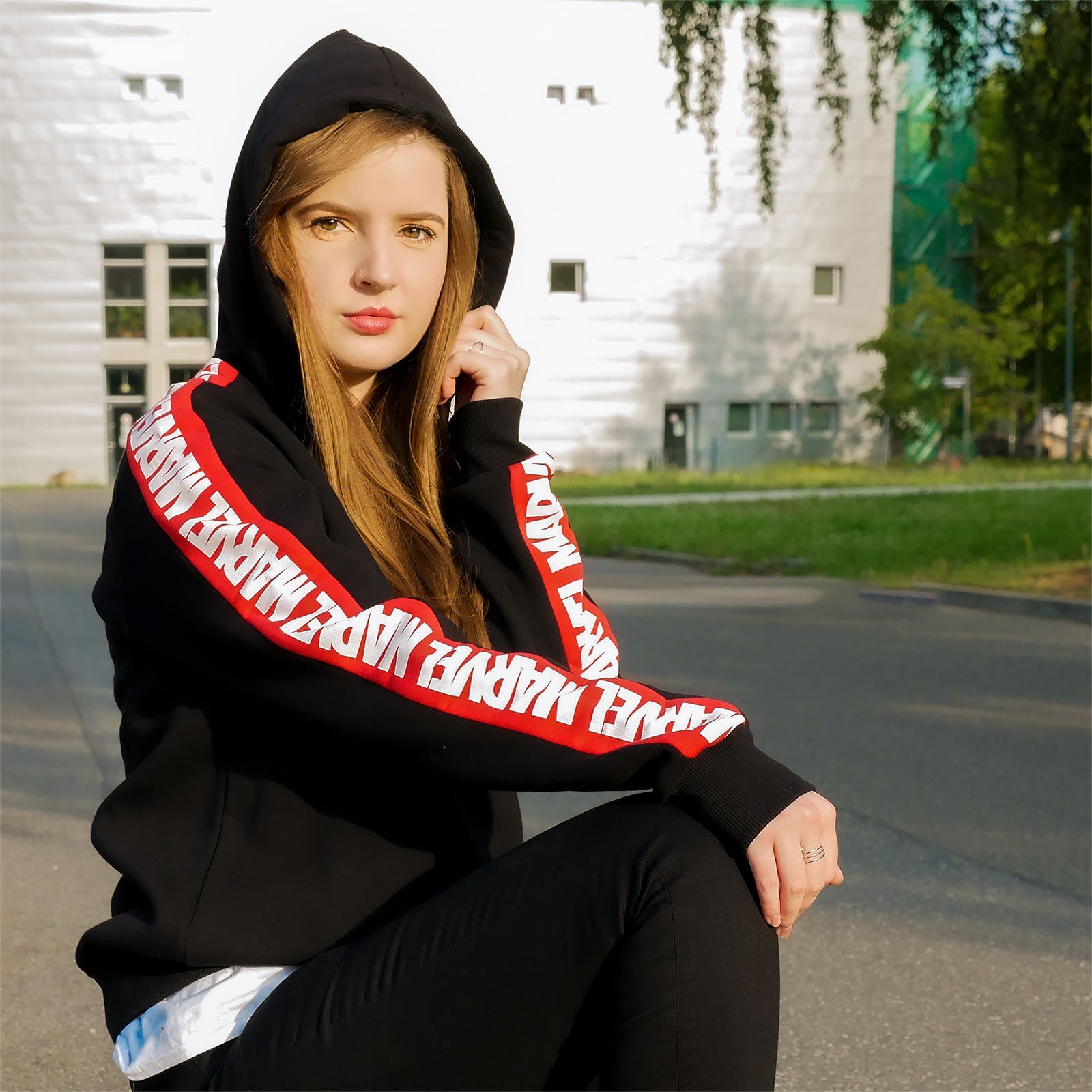 Produktbild Marvel - Logo Hoodie mit Ärmelprint schwarz