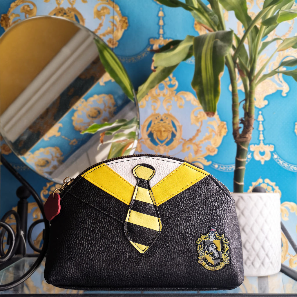 Produktbild Harry Potter - Hufflepuff Suit & Tie Kosmetiktasche