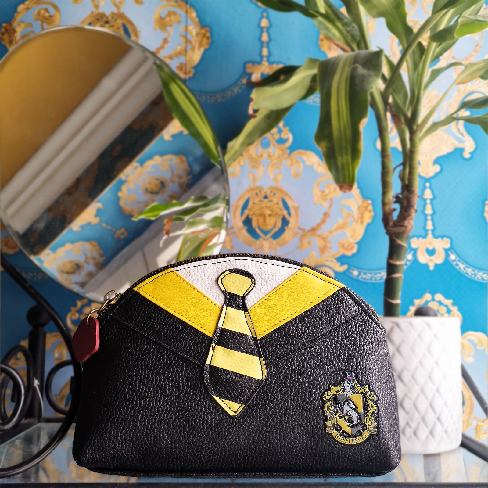 Produktbild Harry Potter - Hufflepuff Suit & Tie Kosmetiktasche