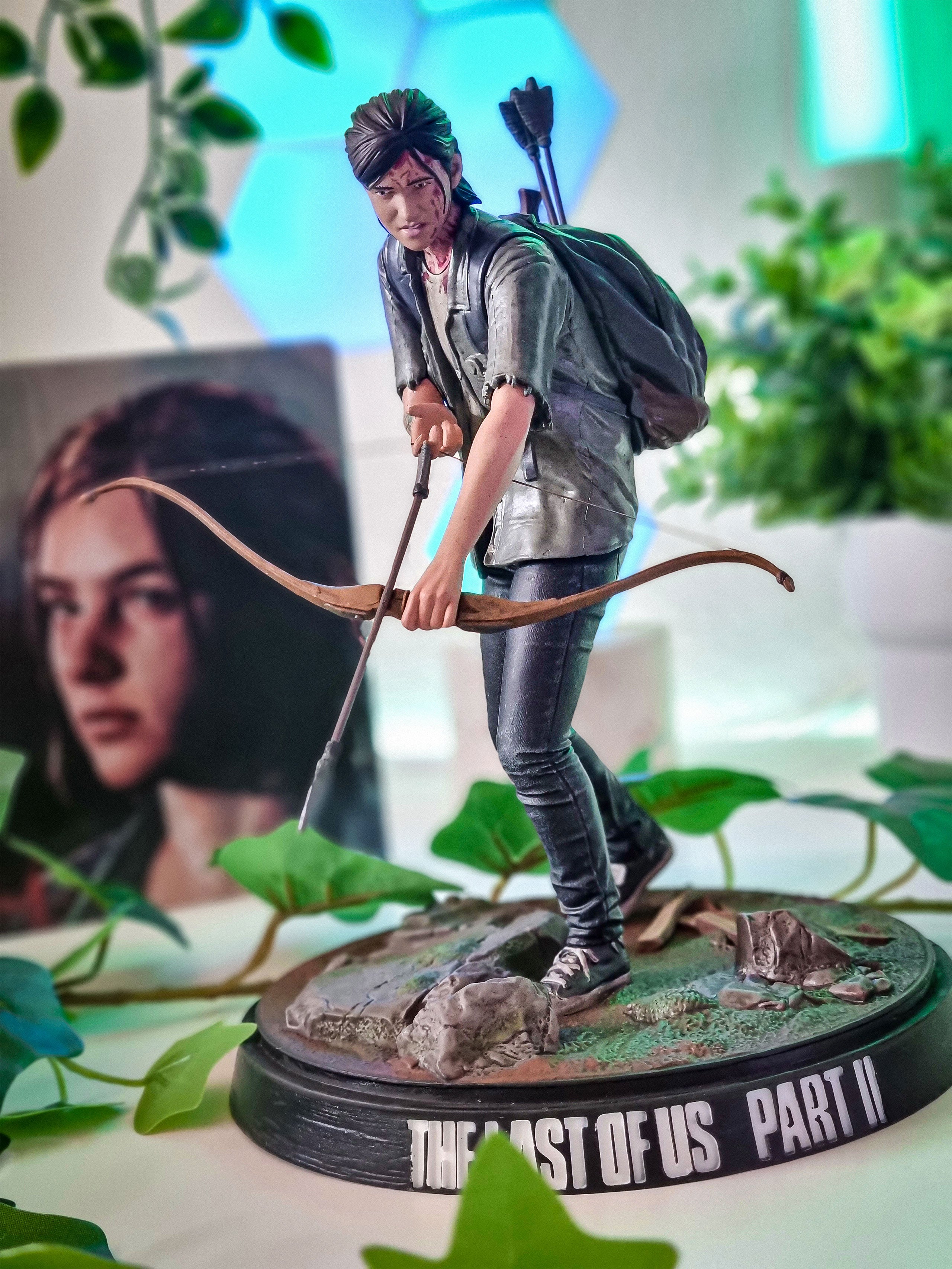 Produktbild The Last of Us - Ellie mit Bogen Statue 21 cm