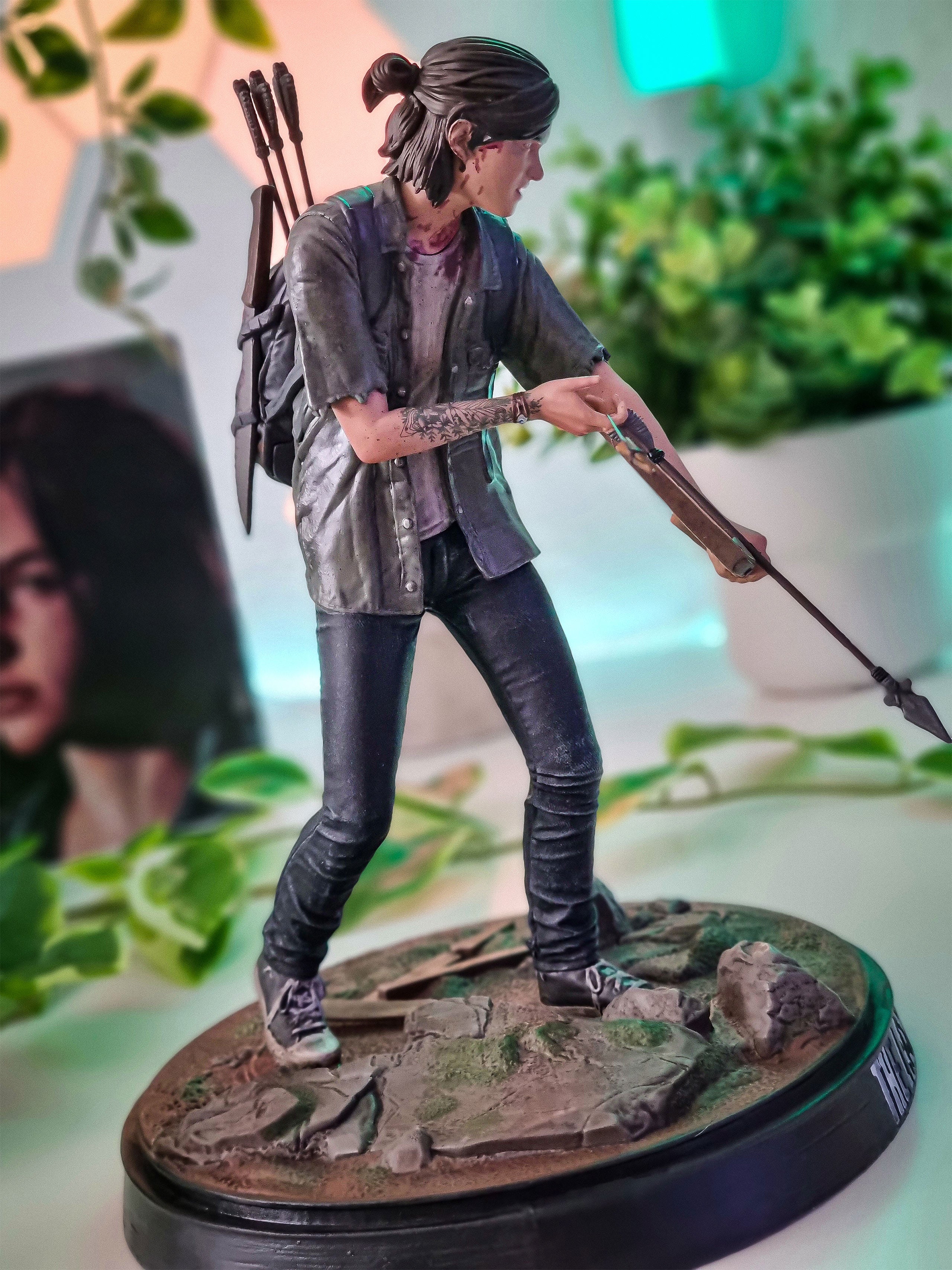 Produktbild The Last of Us - Ellie mit Bogen Statue 21 cm