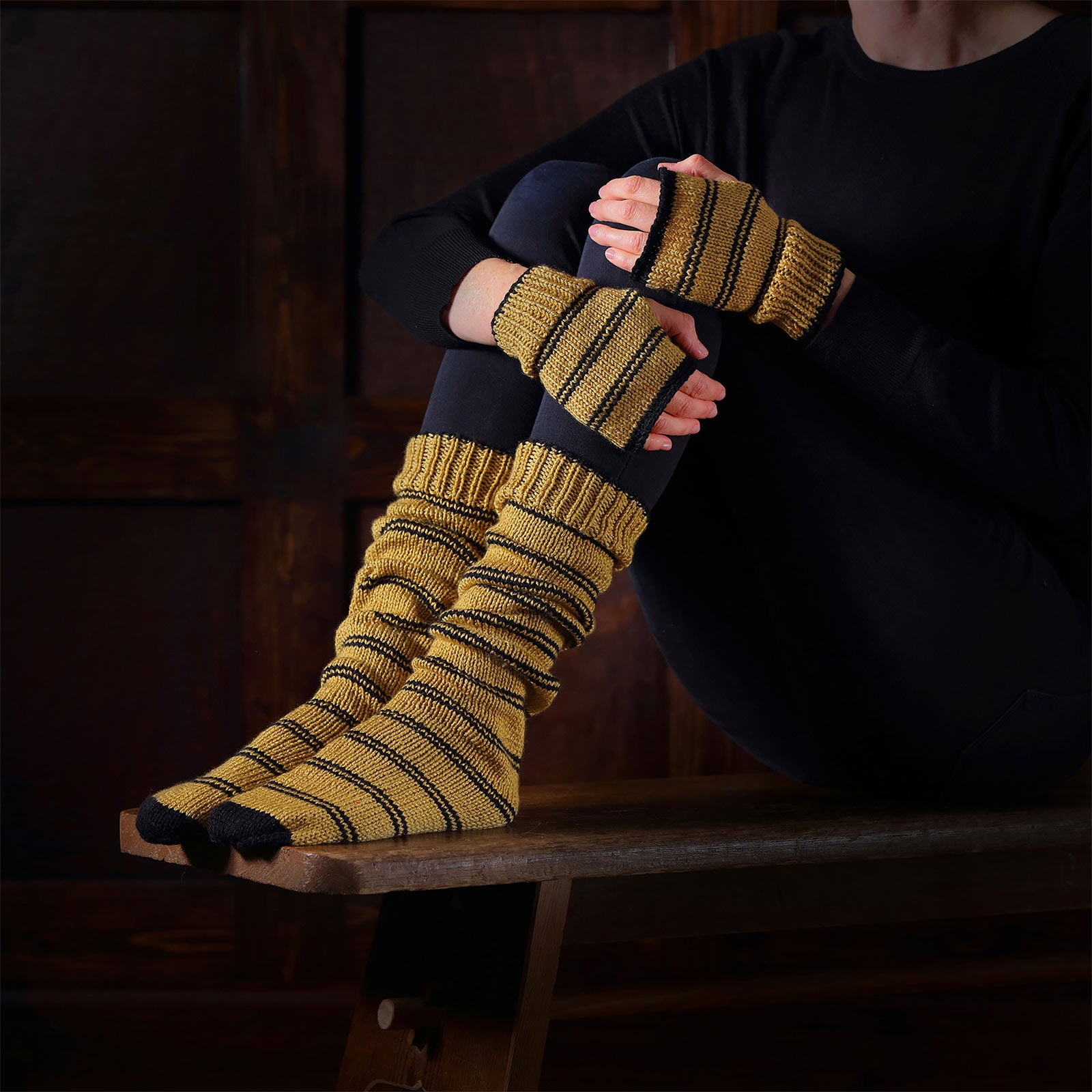 Produktbild Harry Potter - Hufflepuff Handschuhe & Strümpfe Strick-Set