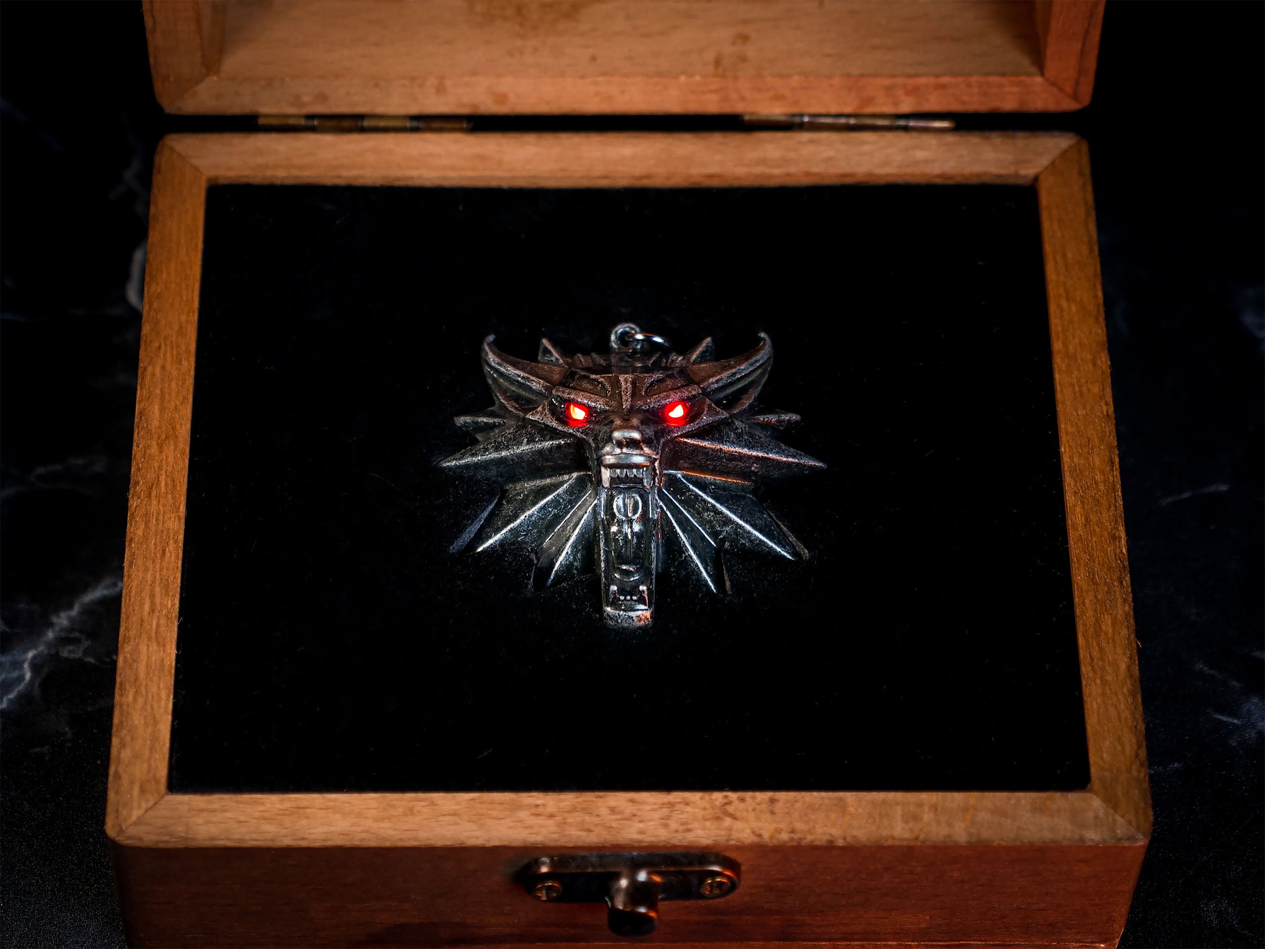 Produktbild Witcher - Wild Hunt Medaillon mit LED Augen in Geschenkbox