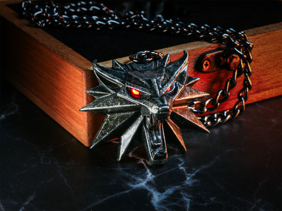 Produktbild Witcher - Wild Hunt Medaillon mit LED Augen in Geschenkbox