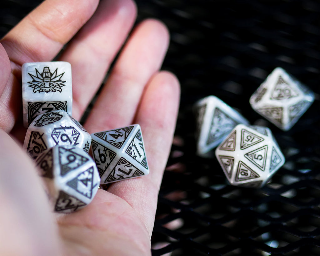 Produktbild Witcher - Geralt White Wolf RPG Würfel Set 7tlg mit Sammlermünze