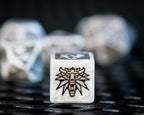 Produktbild Witcher - Geralt White Wolf RPG Würfel Set 7tlg mit Sammlermünze