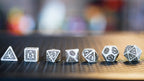 Produktbild Witcher - Geralt White Wolf RPG Würfel Set 7tlg mit Sammlermünze