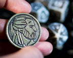 Produktbild Witcher - Geralt White Wolf RPG Würfel Set 7tlg mit Sammlermünze