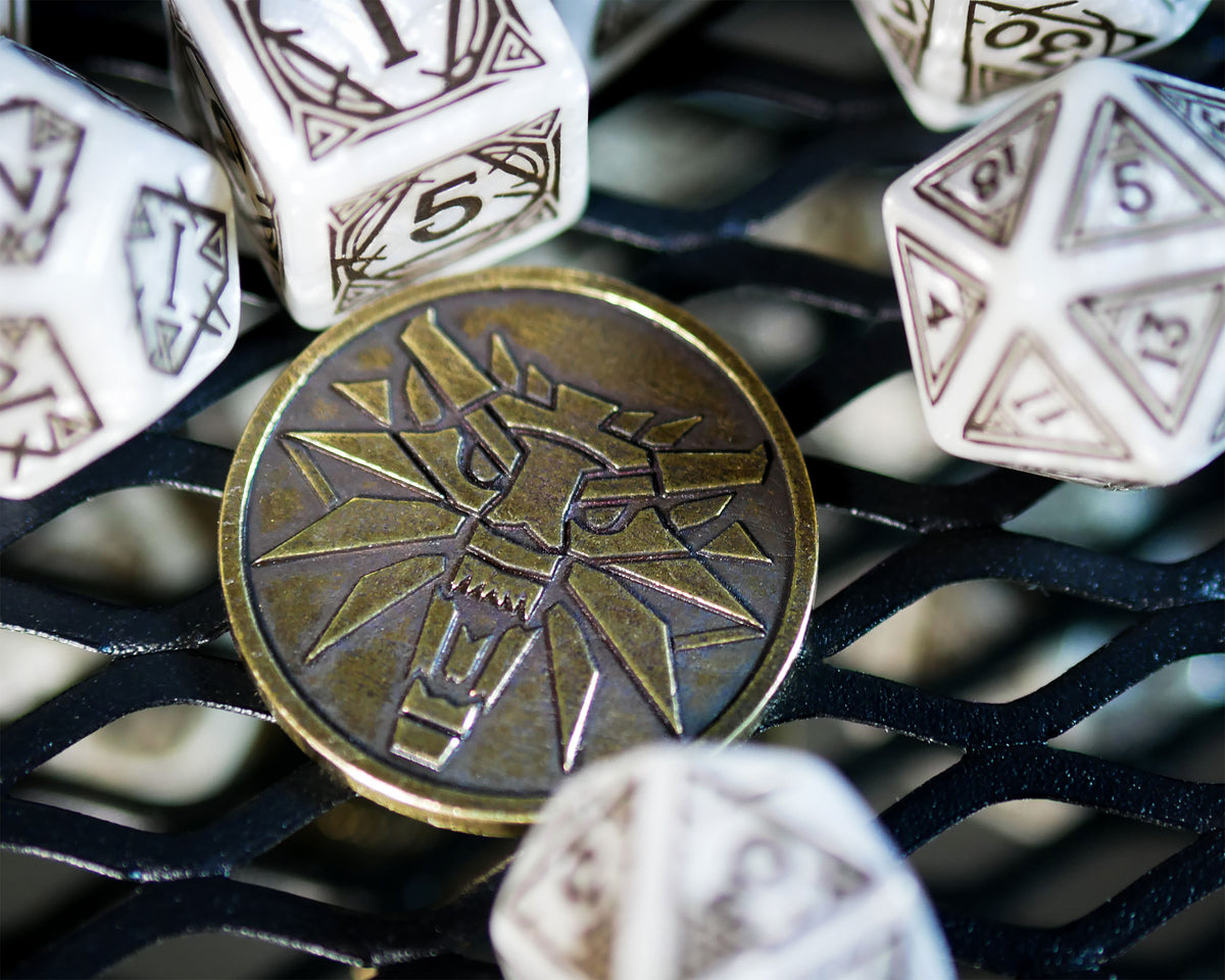 Produktbild Witcher - Geralt White Wolf RPG Würfel Set 7tlg mit Sammlermünze