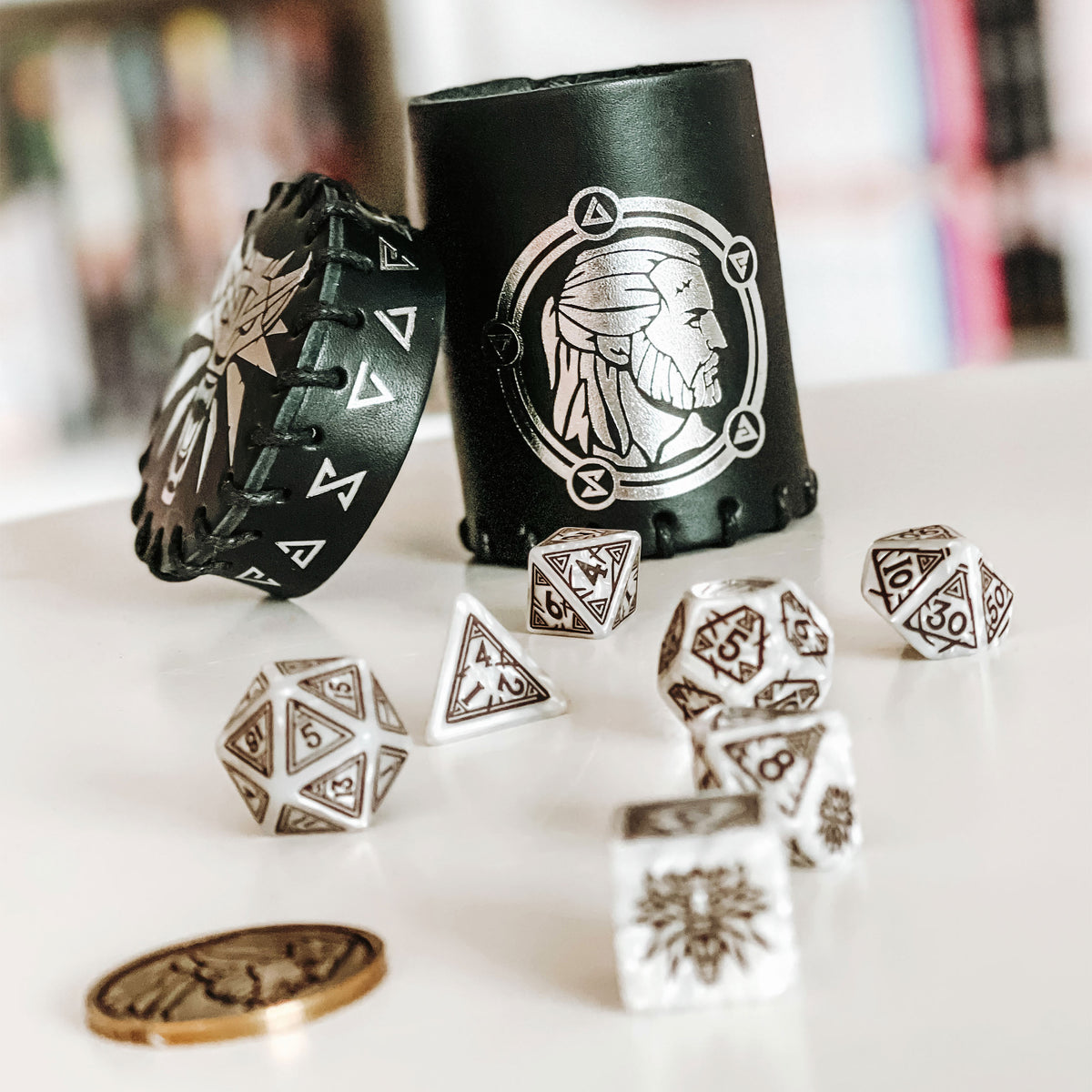 Produktbild Witcher - Geralt White Wolf RPG Würfel Set 7tlg mit Sammlermünze