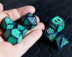 Produktbild Witcher - Yennefer Sorceress Supreme RPG Würfel Set 7tlg mit Sammlermünze
