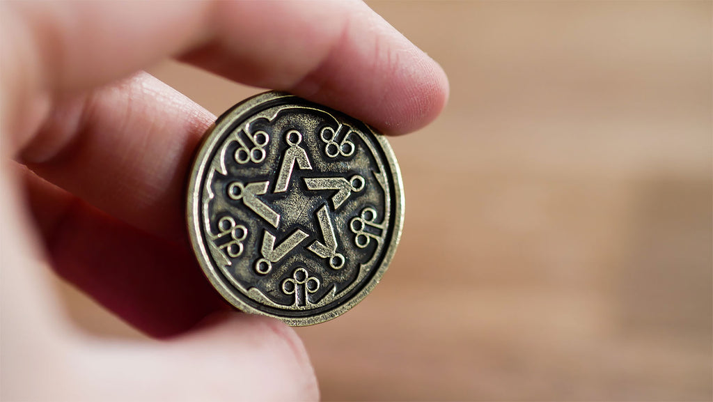 Produktbild Witcher - Yennefer Sorceress Supreme RPG Würfel Set 7tlg mit Sammlermünze