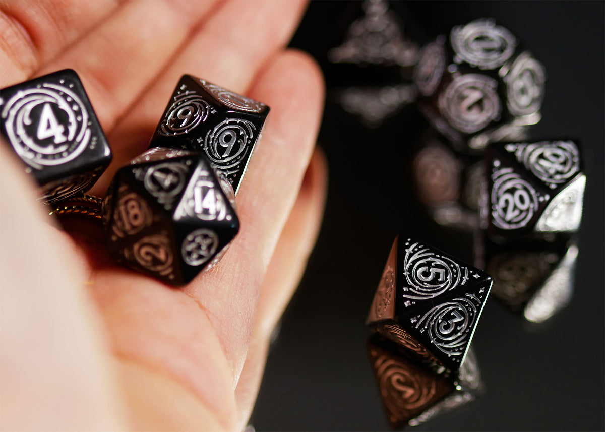 Produktbild Witcher - Yennefer Obsidian Star RPG Würfel Set 7tlg mit Sammlermünze