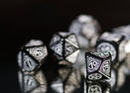 Produktbild Witcher - Yennefer Obsidian Star RPG Würfel Set 7tlg mit Sammlermünze
