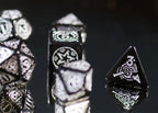 Produktbild Witcher - Yennefer Obsidian Star RPG Würfel Set 7tlg mit Sammlermünze