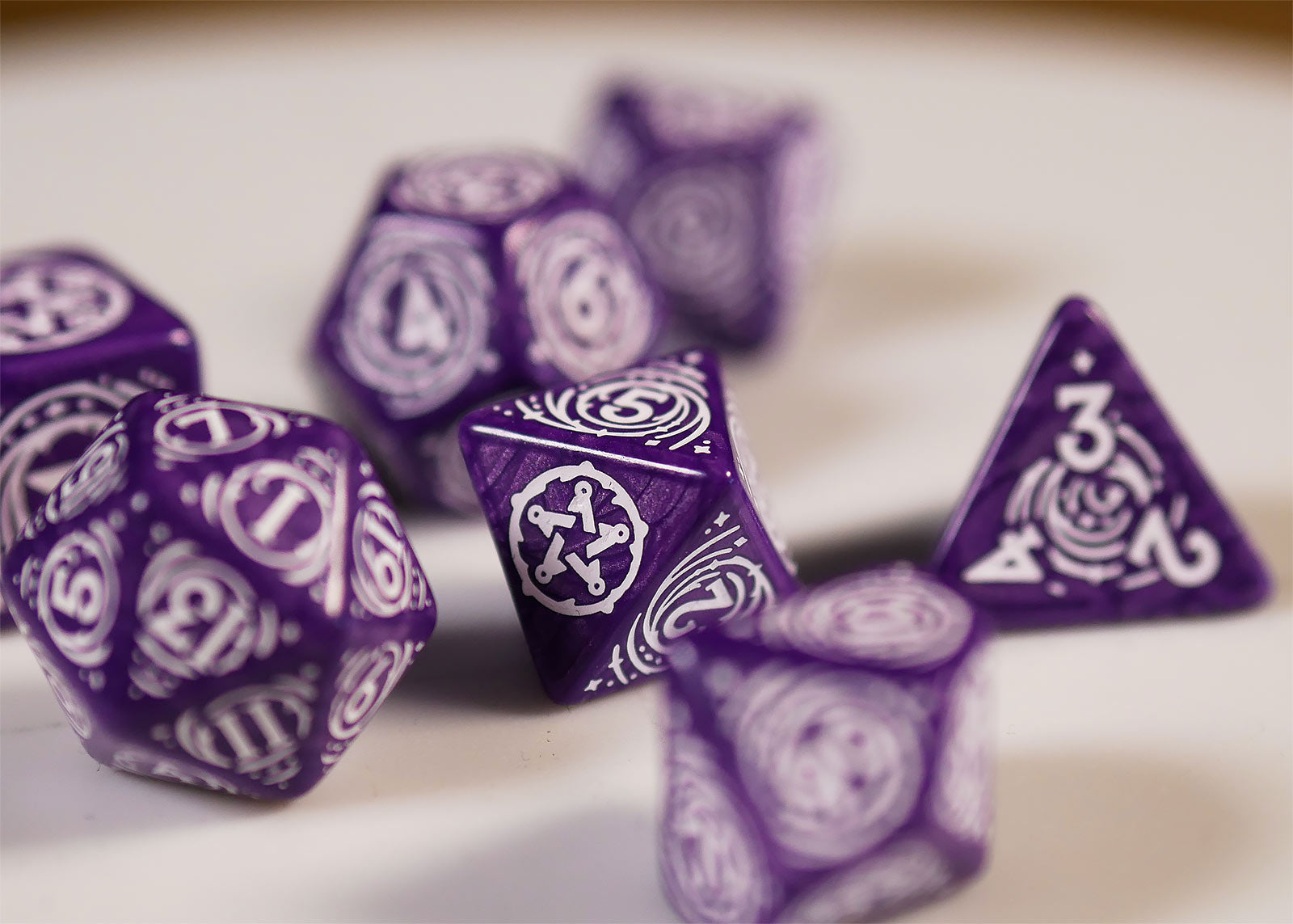 Produktbild Witcher - Yennefer Lilac & Gooseberries RPG Würfel Set 7tlg mit Sammlermünze