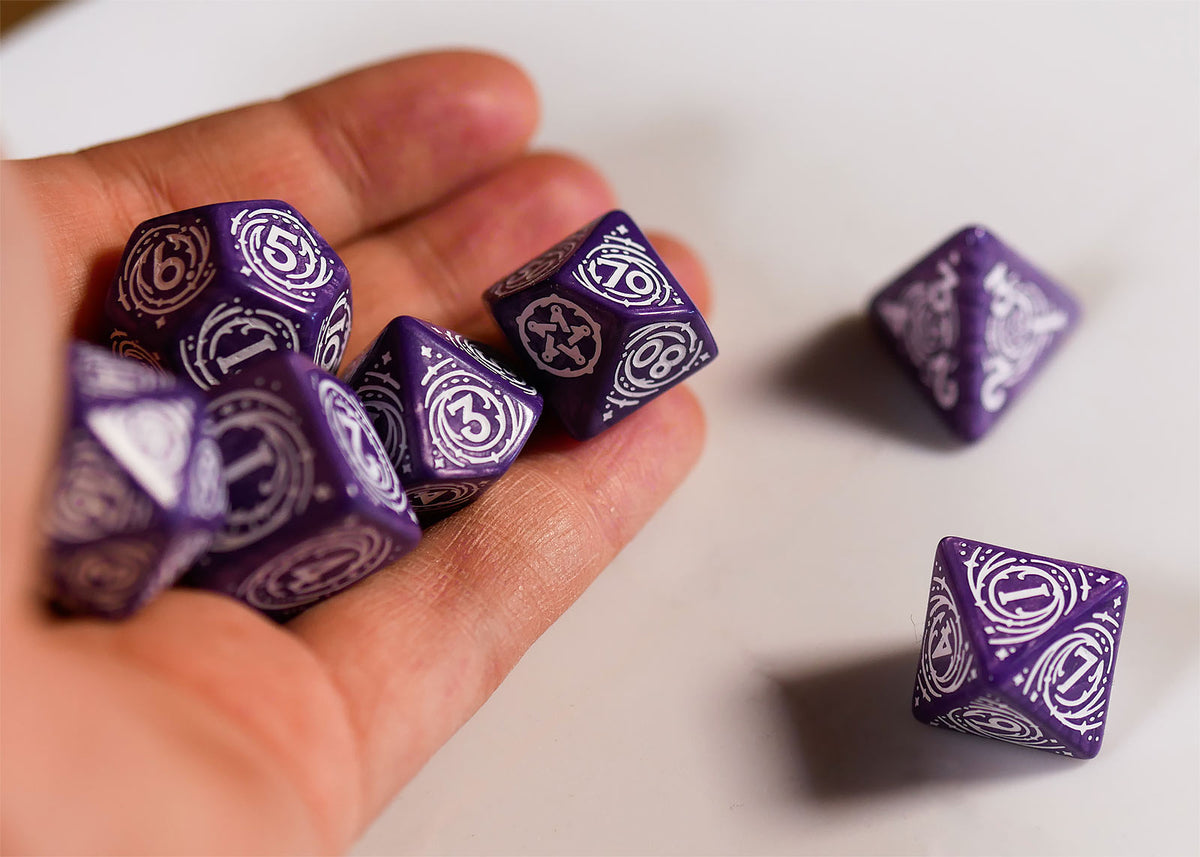 Produktbild Witcher - Yennefer Lilac & Gooseberries RPG Würfel Set 7tlg mit Sammlermünze