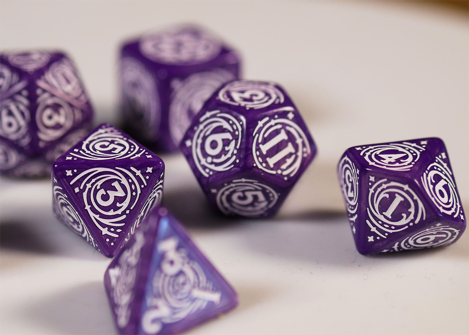 Produktbild Witcher - Yennefer Lilac & Gooseberries RPG Würfel Set 7tlg mit Sammlermünze