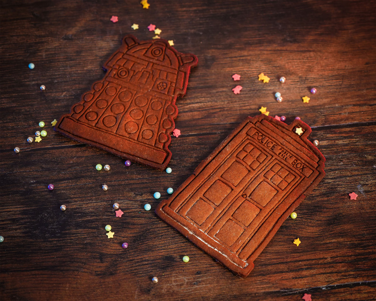 Produktbild Doctor Who - Tardis und Dalek Keksdose mit Ausstechformen und Schürze