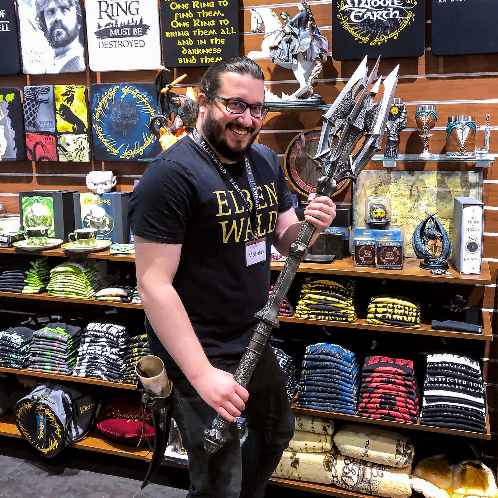 Product image The Lord of the Rings – Sauron’s Mace Replica with War Banner (Red Eye Edition)