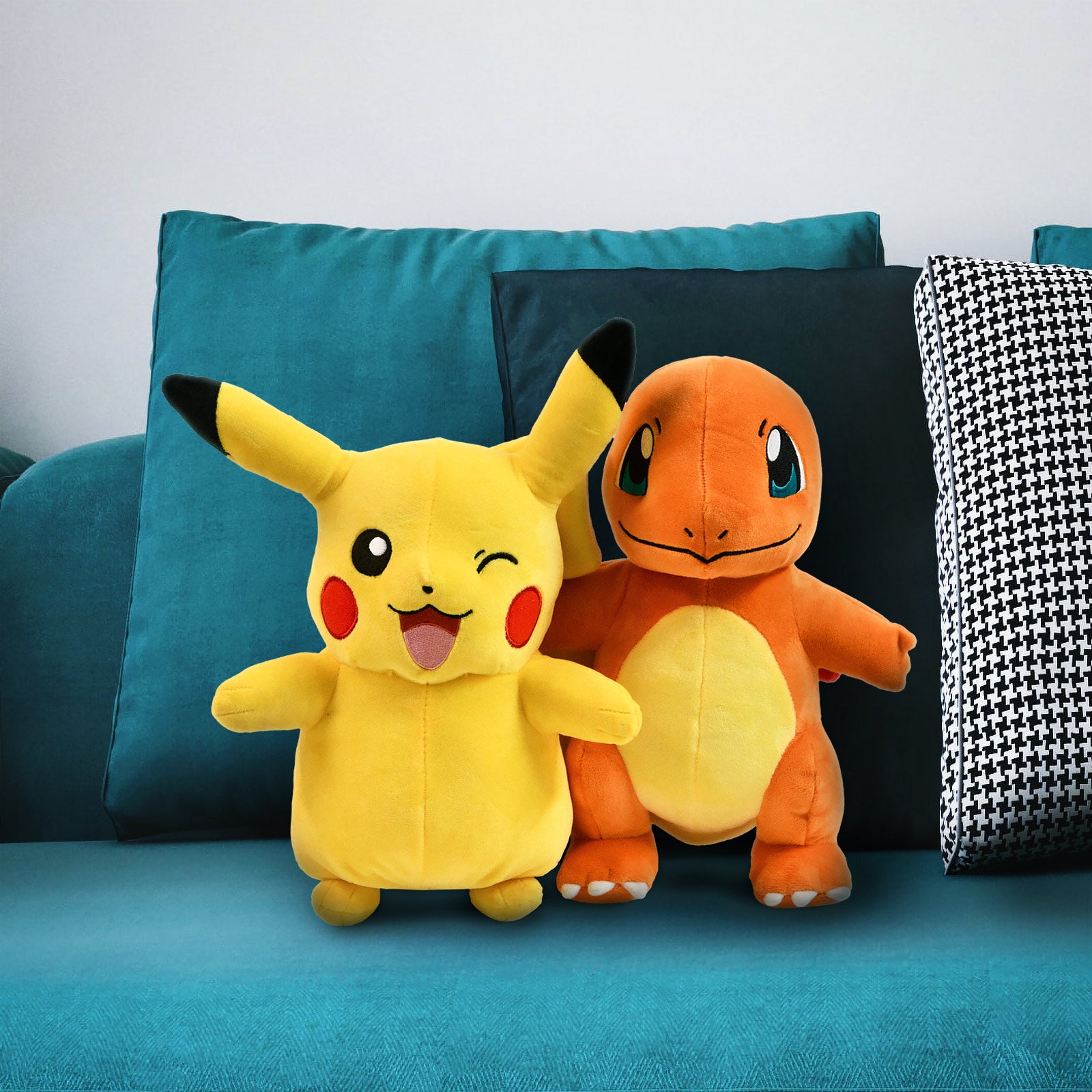 Produktbild Pokemon - Pikachu Plüsch Figur 30 cm