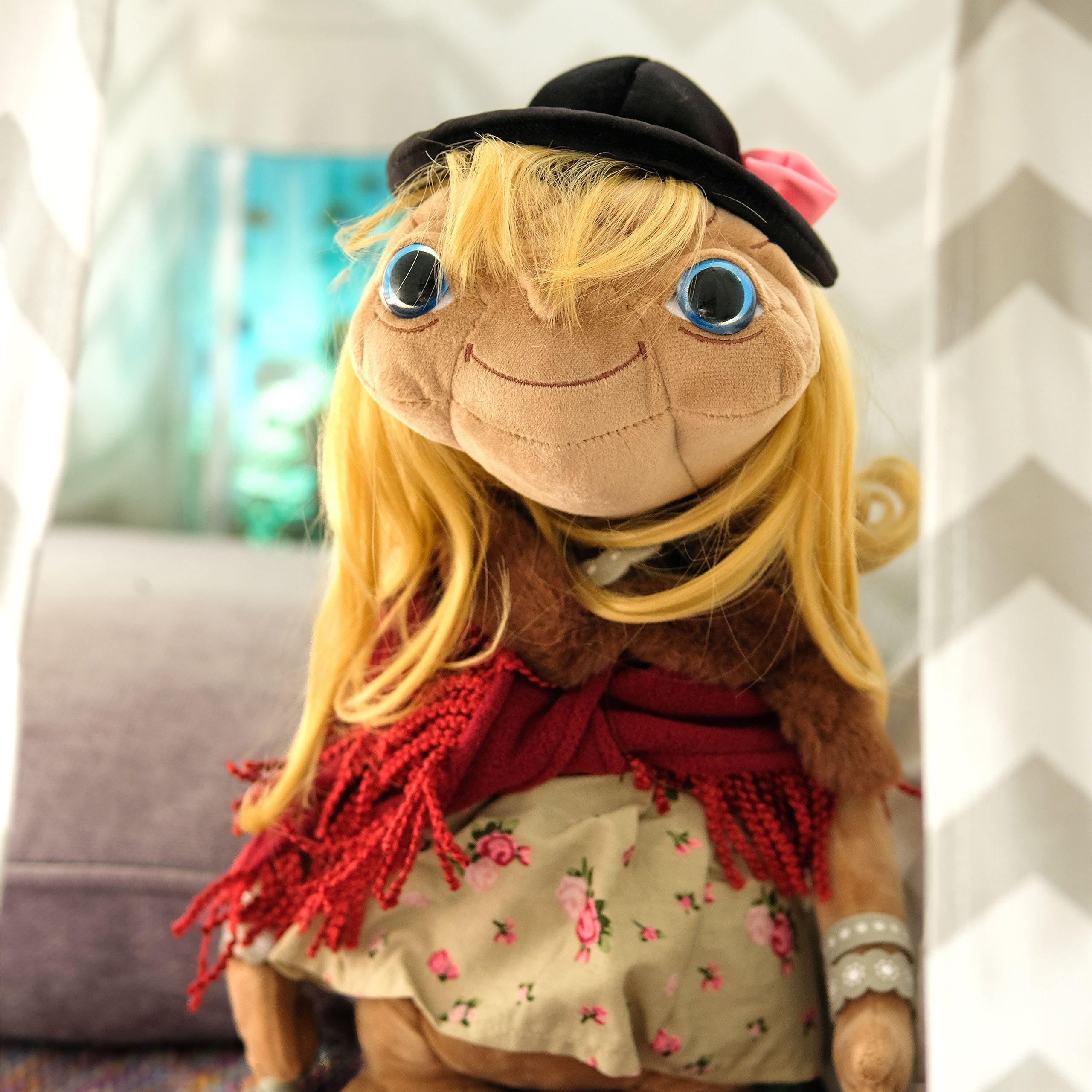 Produktbild E.T. Plüsch Figur mit Kleid und Hut