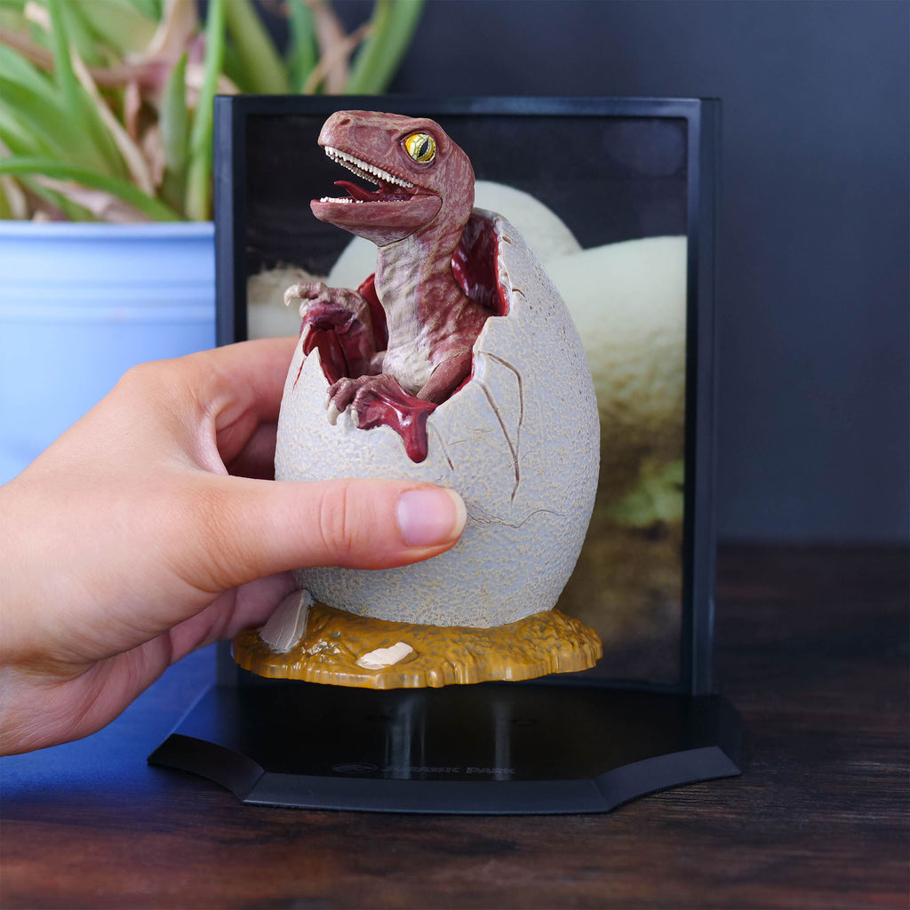 Produktbild Jurassic Park - Baby Velociraptor Egg Diorama Figur