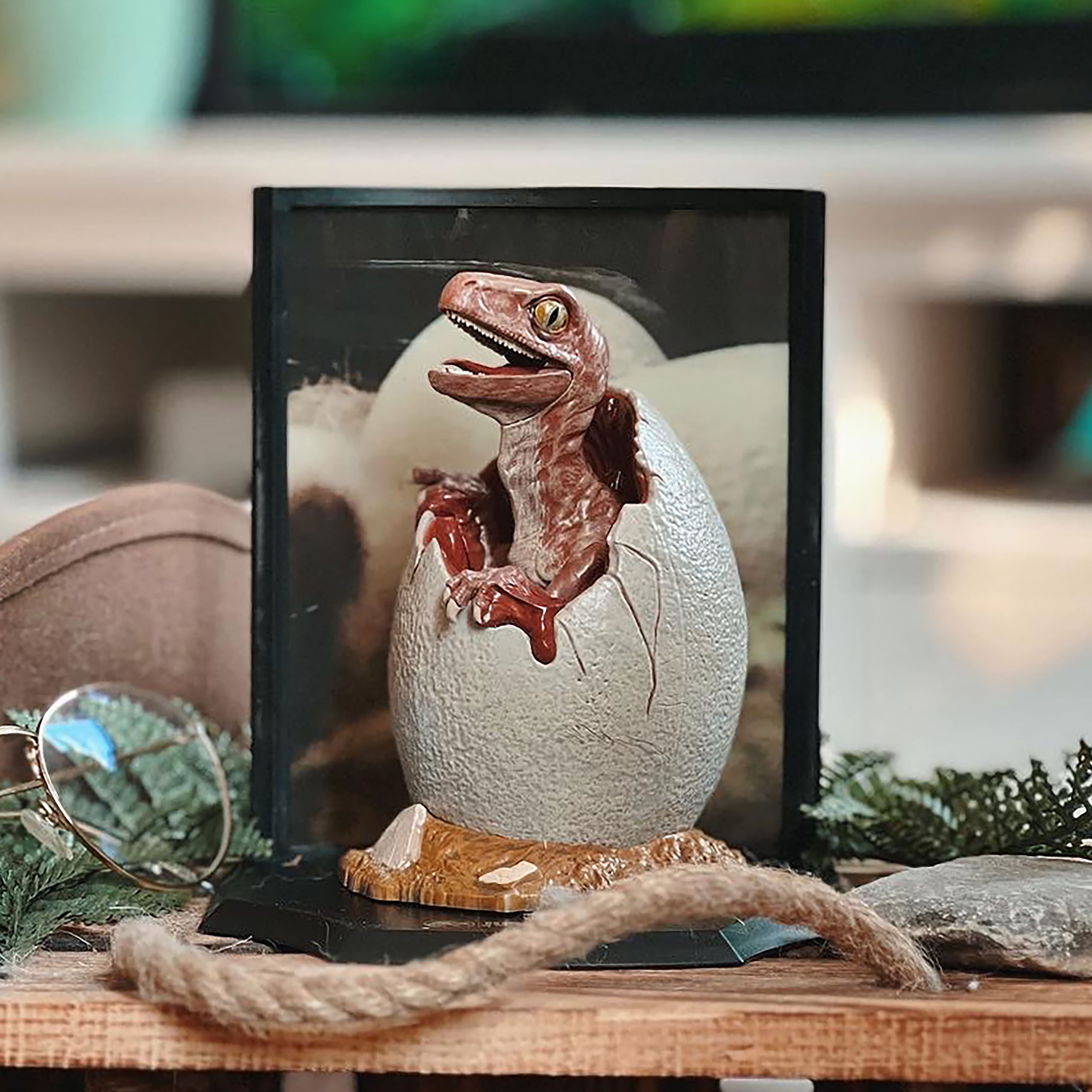 Produktbild Jurassic Park - Baby Velociraptor Egg Diorama Figur