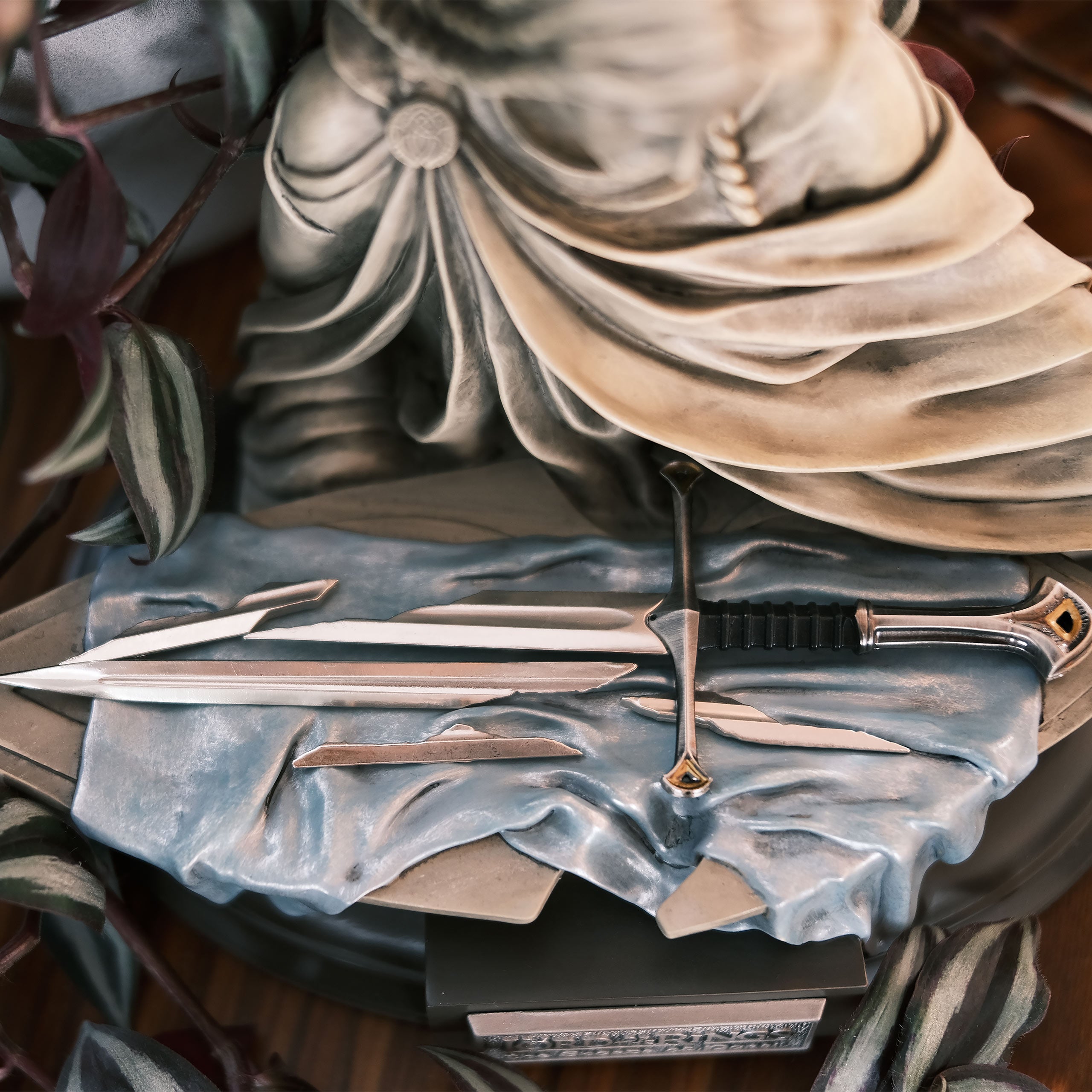 Produktbild Der Herr der Ringe - Narsils gebrochene Klinge mit Statue 1:5