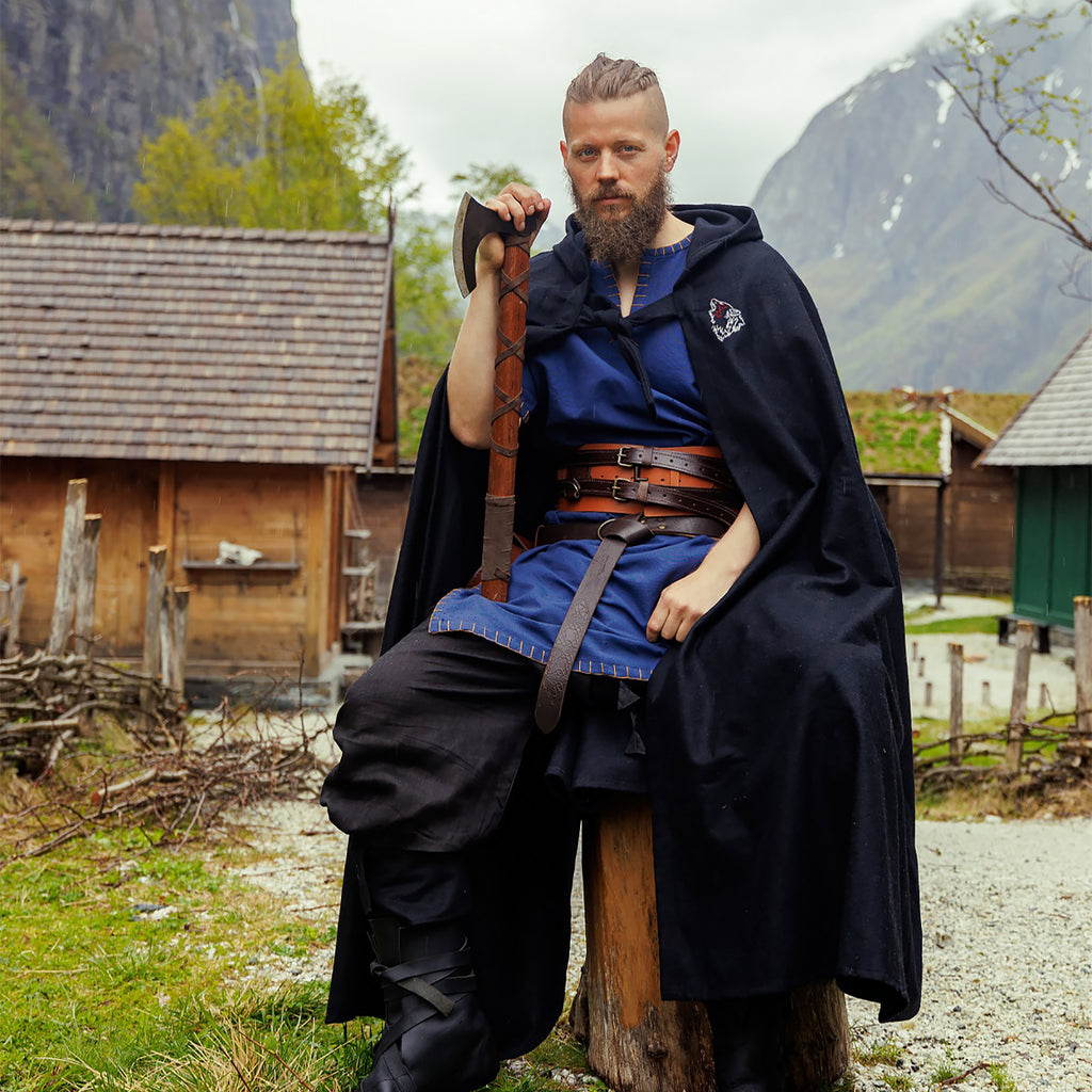 Produktbild Mittelalter Umhang Alpha mit Wolfsstickerei schwarz