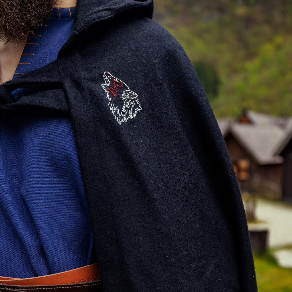 Produktbild Mittelalter Umhang Alpha mit Wolfsstickerei schwarz