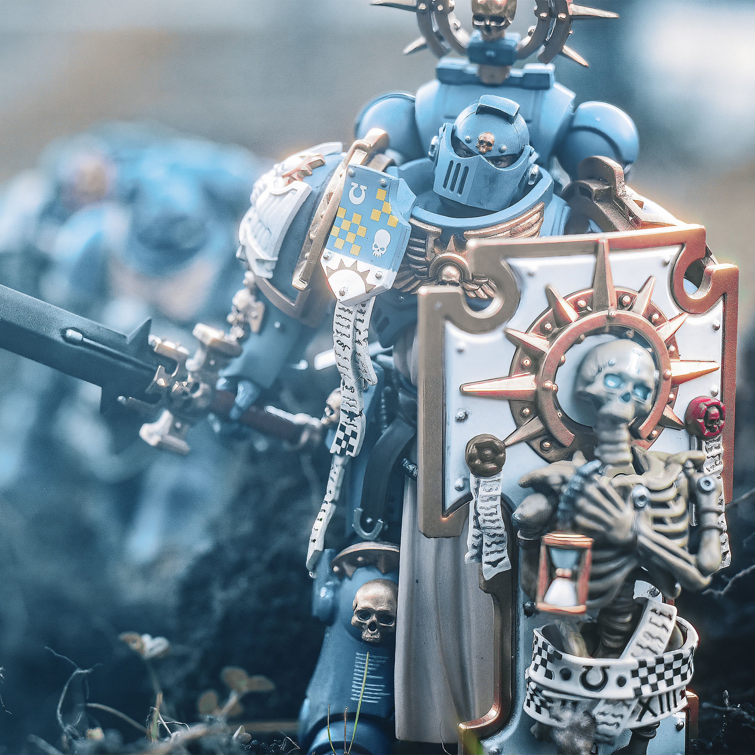 Produktbild Warhammer 40k - Ultramarines Lieutenant mit Power Faust Actionfigur 1:18