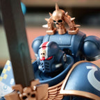 Produktbild Warhammer 40k - Ultramarines Lieutenant mit Power Faust Actionfigur 1:18