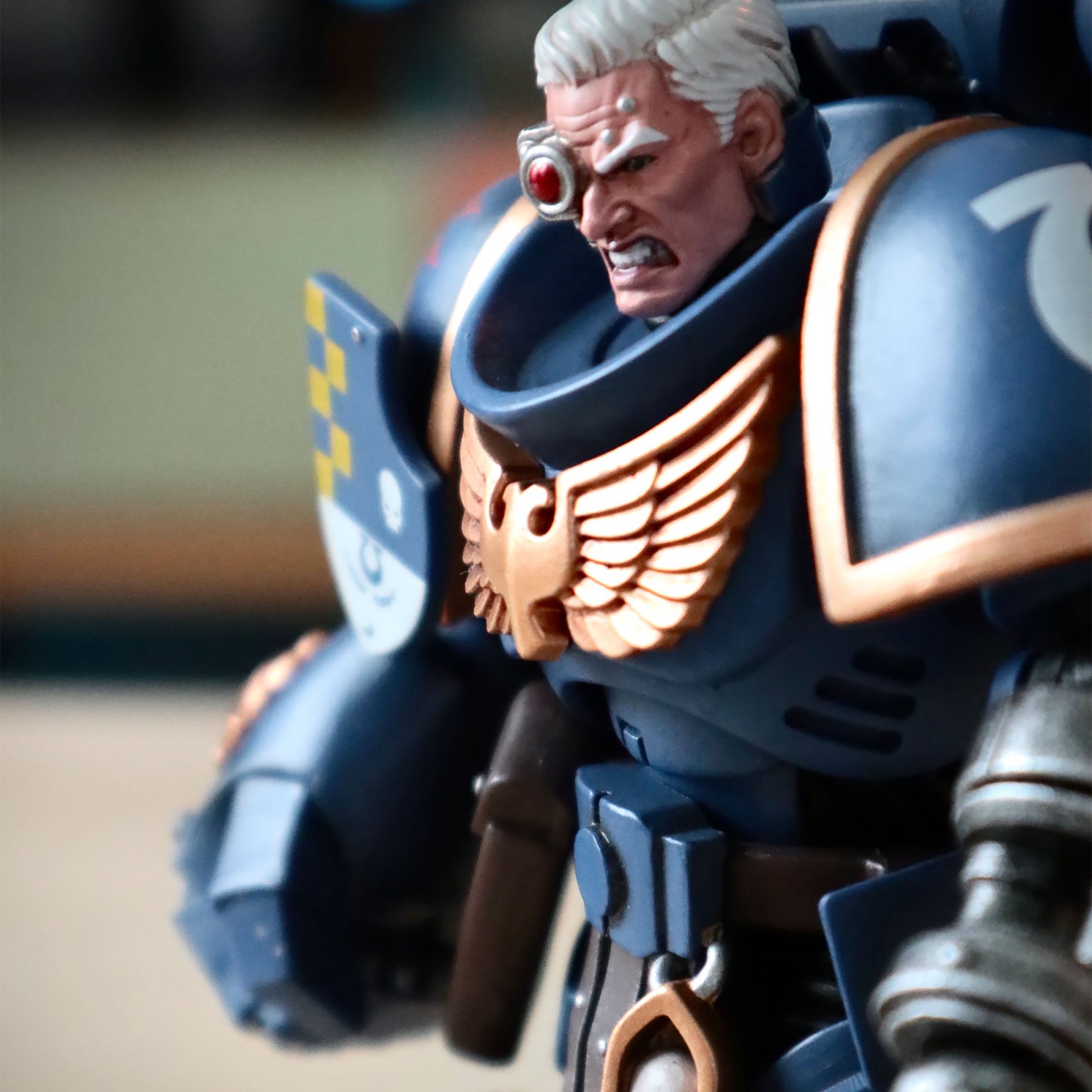 Produktbild Warhammer 40k - Ultramarines Lieutenant mit Power Faust Actionfigur 1:18