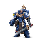 Produktbild Warhammer 40k - Ultramarines Lieutenant mit Power Faust Actionfigur 1:18