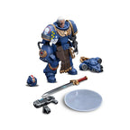 Produktbild Warhammer 40k - Ultramarines Lieutenant mit Power Faust Actionfigur 1:18