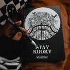 Produktbild Wednesday - Stay Kooky Notizbuch mit Kugelschreiber