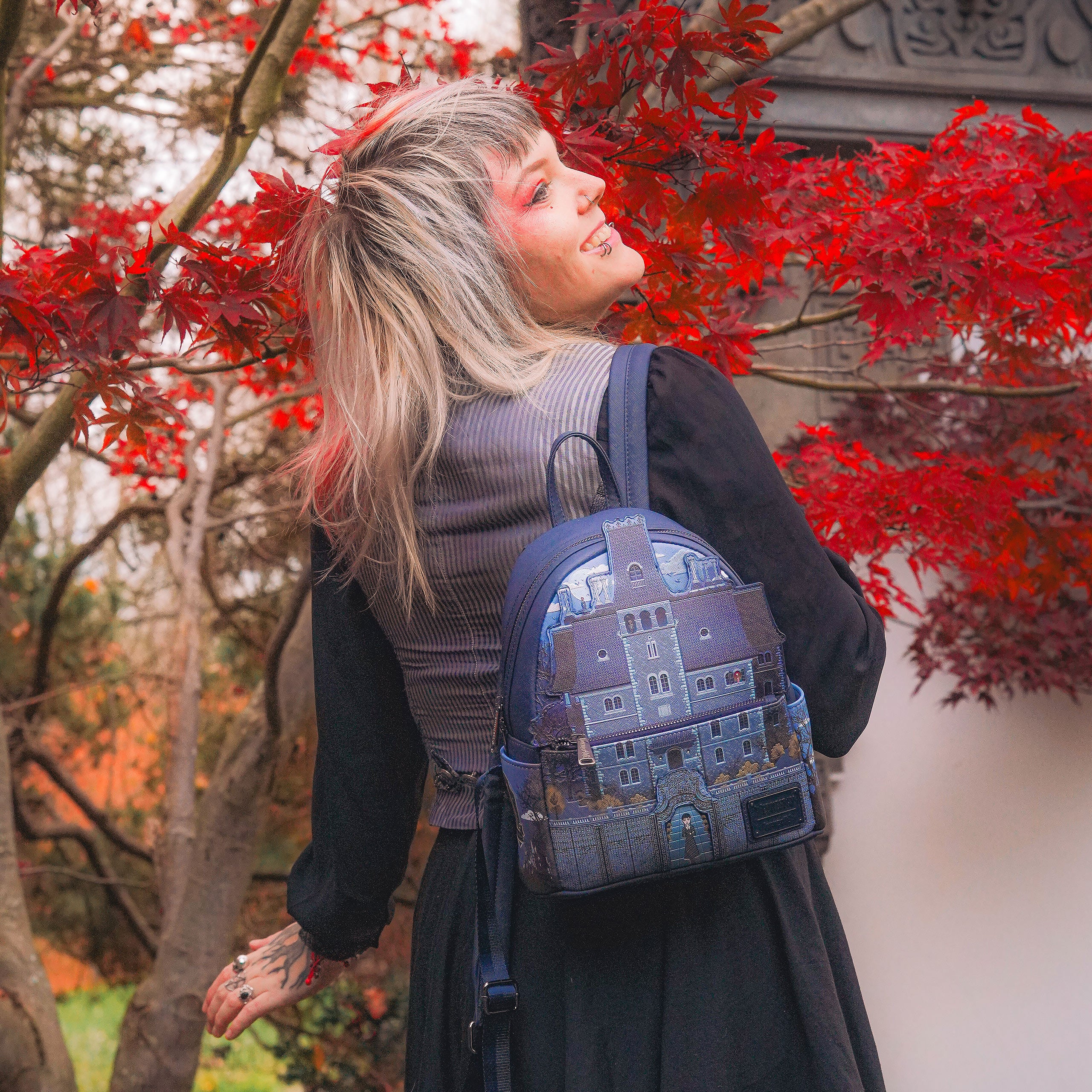 Produktbild Wednesday - Nevermore Academy Glow in the Dark Mini Rucksack