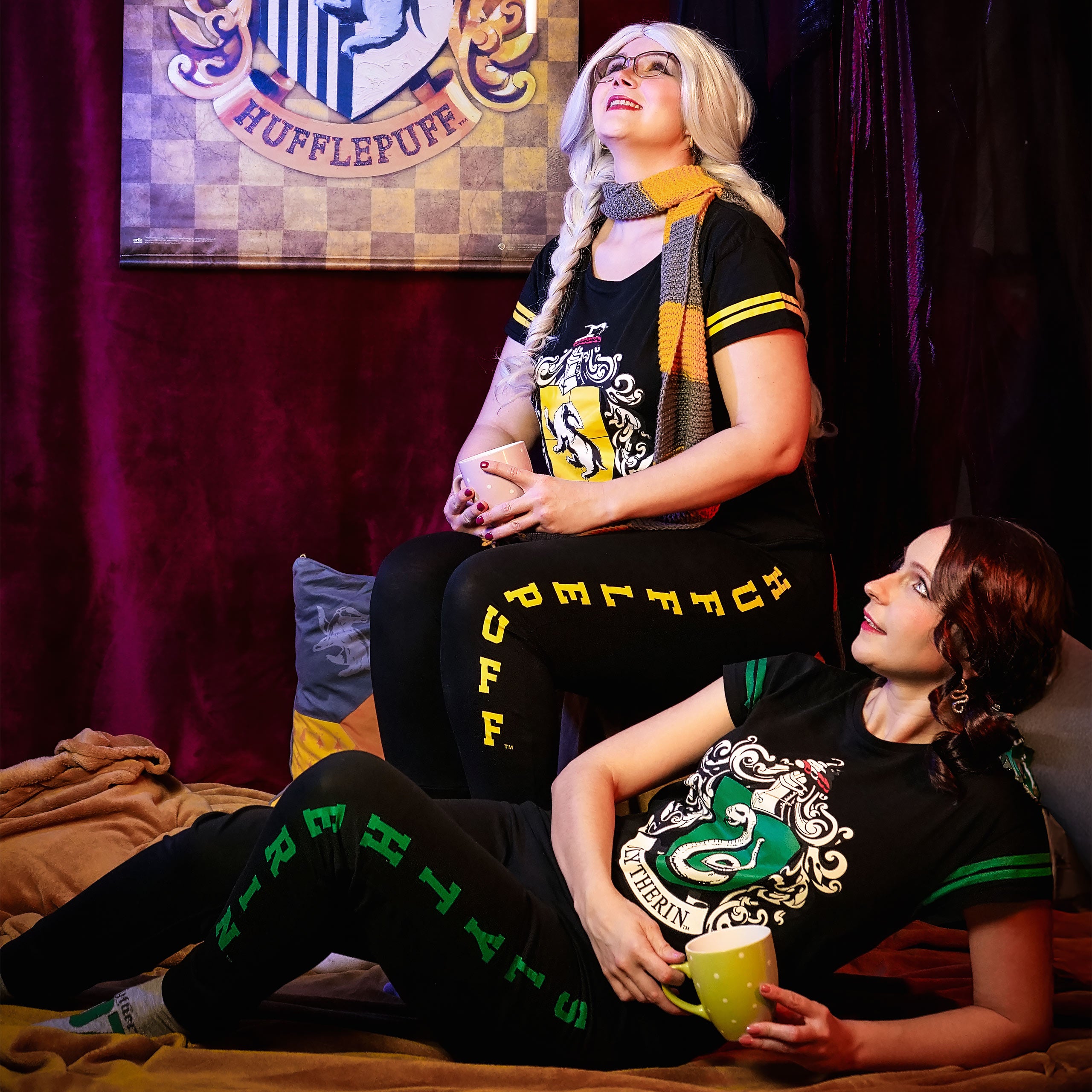 Produktbild Hufflepuff Wappen Pyjama schwarz - Harry Potter