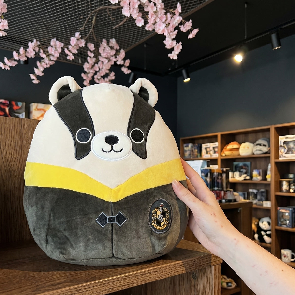 Produktbild Harry Potter - Hufflepuff Dachs in Robe Squishmallows Plüsch Figur