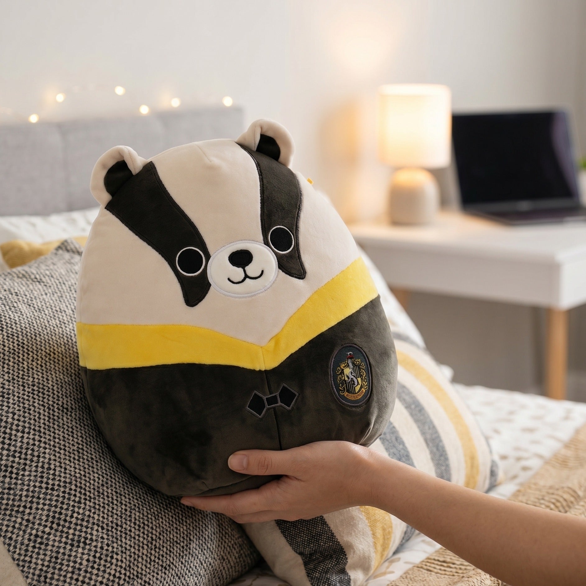 Produktbild Harry Potter - Hufflepuff Dachs in Robe Squishmallows Plüsch Figur