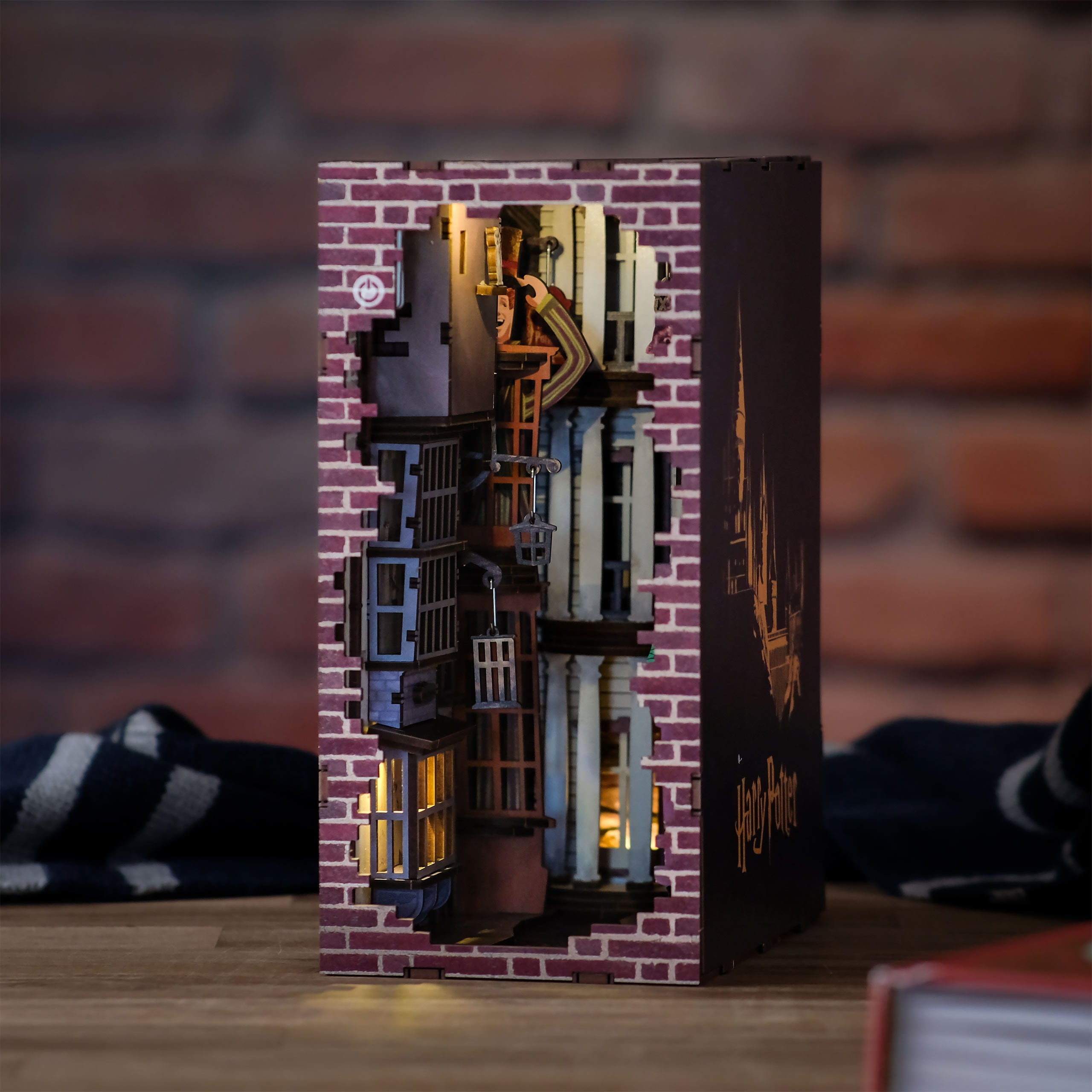 Produktbild Harry Potter - Winkelgasse Book Nook Modell Bausatz Holz