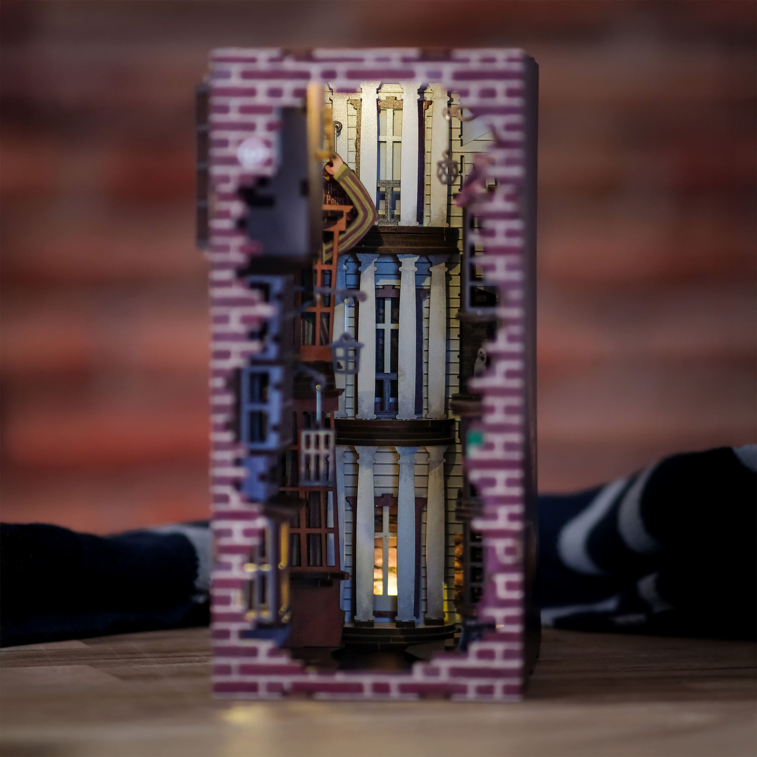 Produktbild Harry Potter - Winkelgasse Book Nook Modell Bausatz Holz