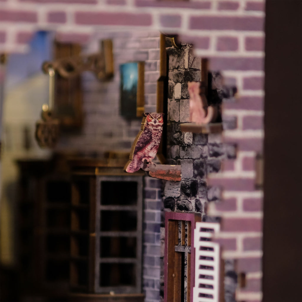 Produktbild Harry Potter - Winkelgasse Book Nook Modell Bausatz Holz