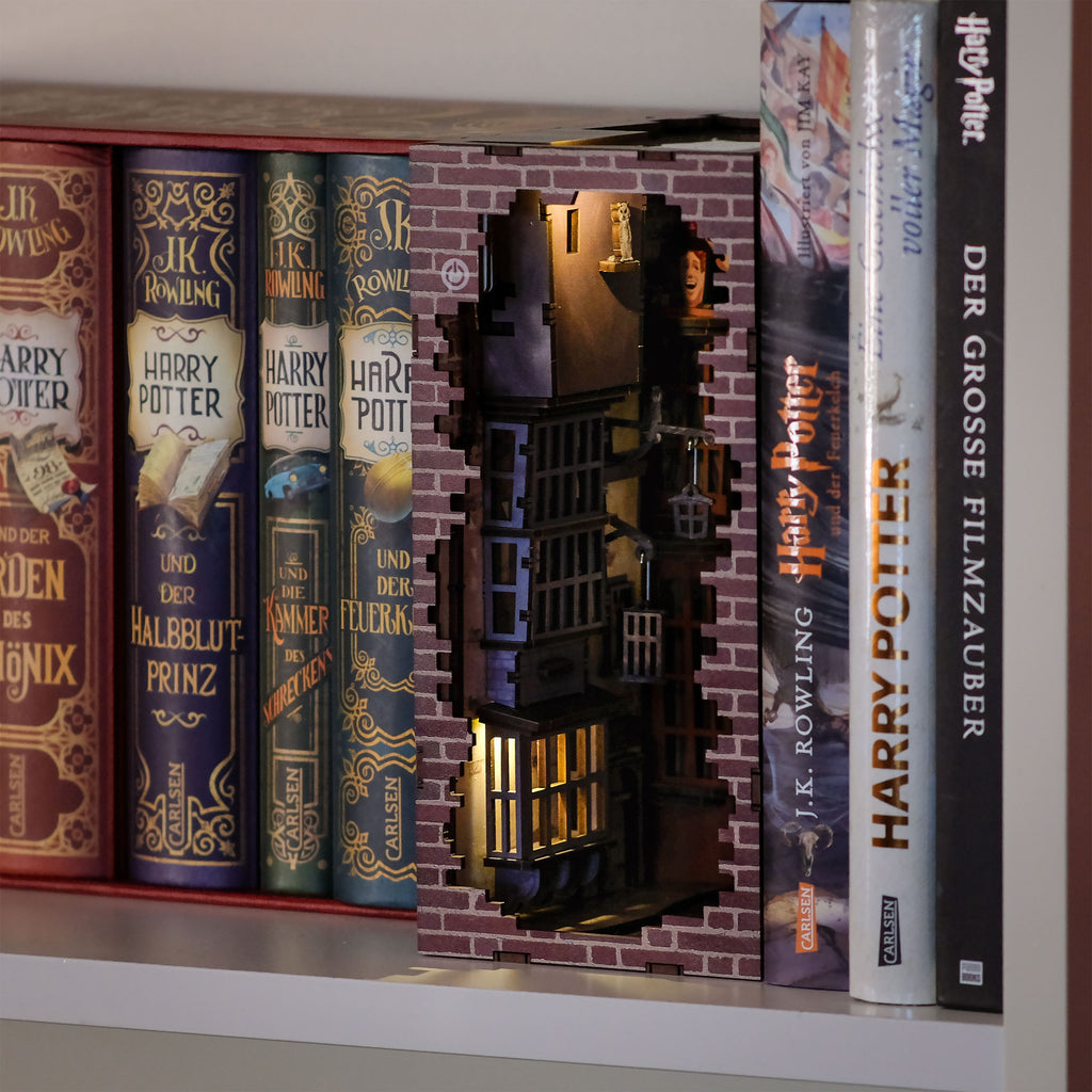 Produktbild Harry Potter - Winkelgasse Book Nook Modell Bausatz Holz